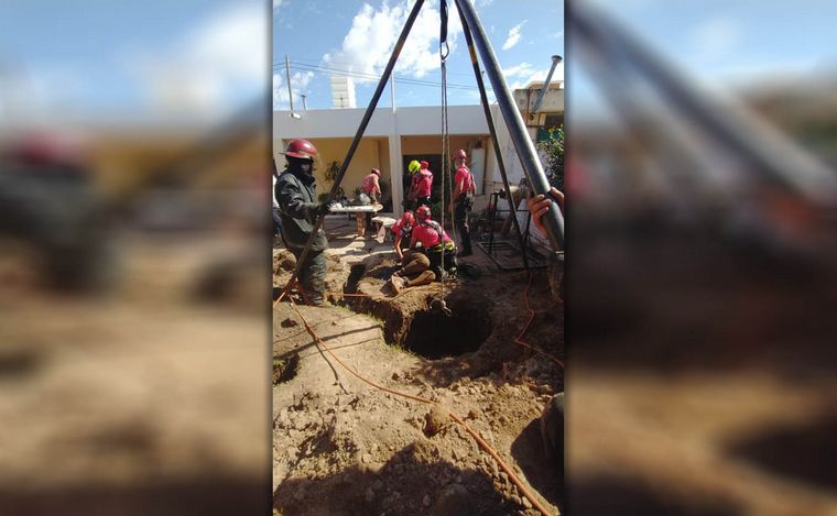 Rescataron a un hombre que se había caído a un pozo negro.