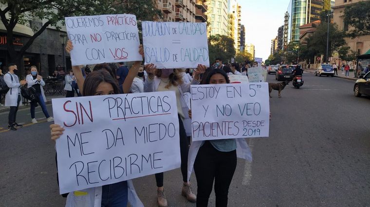 Los alumnos de medicina piden tener contacto con pacientes. 