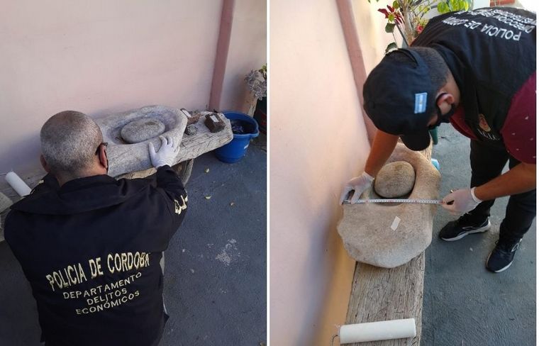 Los uniformados revisan los elementos encontrados. 