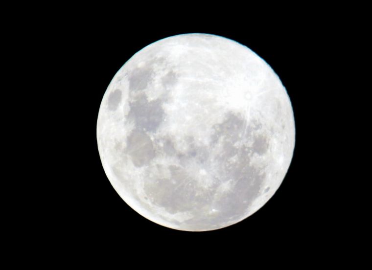 Las mejores imágenes de la Superluna Rosa en abril