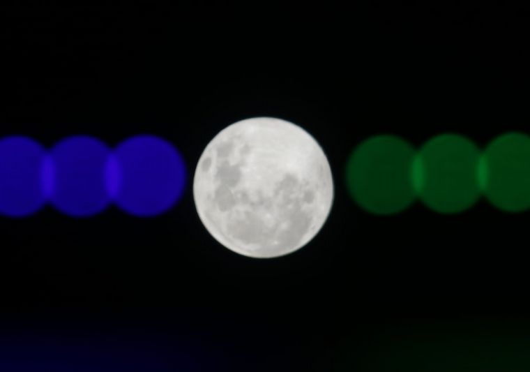 Las mejores imágenes de la Superluna Rosa en abril