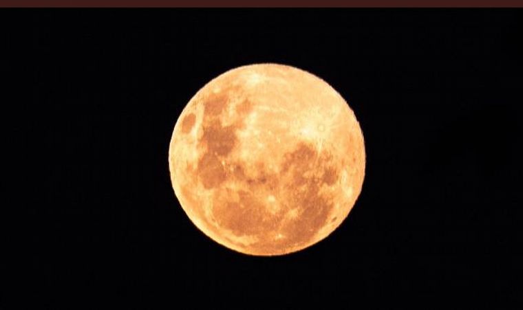 Las mejores imágenes de la Superluna Rosa en abril