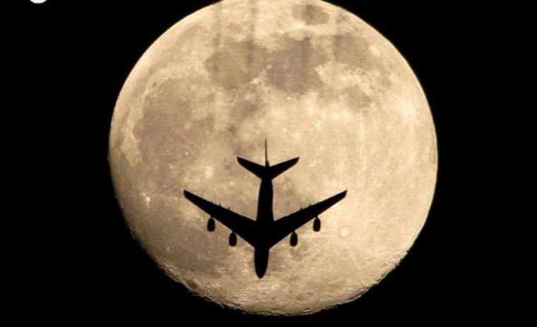 Las mejores imágenes de la Superluna Rosa en abril