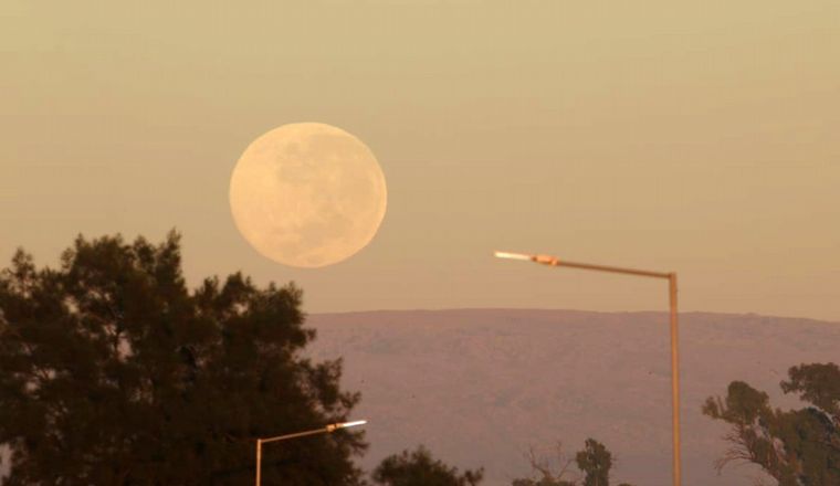 Últimas imágenes de la Superluna: martes 7.55.
