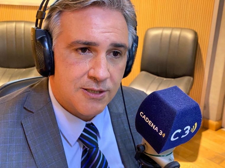 Martín Llaryora visitó los estudios de Cadena 3.