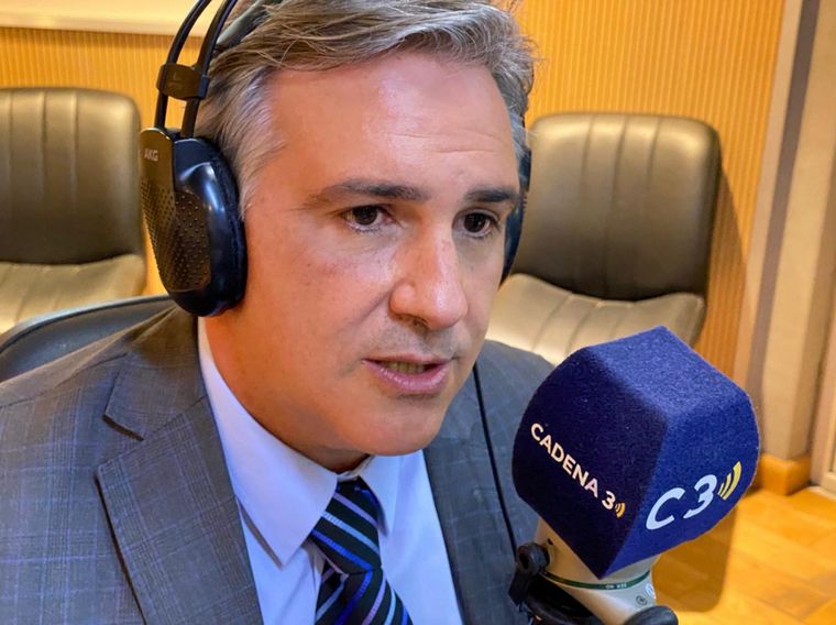 Martín Llaryora visitó los estudios de Cadena 3.