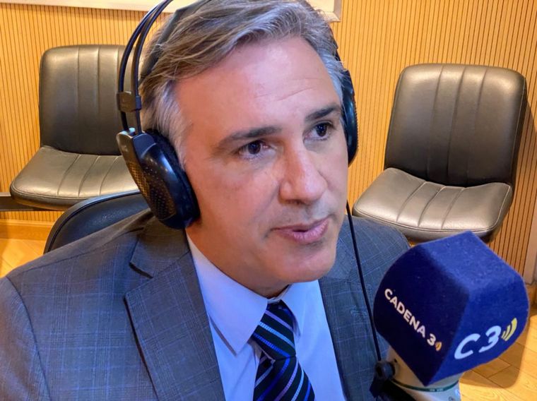 Martín Llaryora visitó los estudios de Cadena 3.