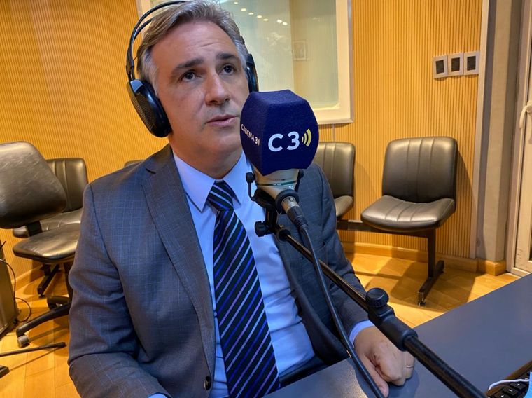 Martín Llaryora visitó los estudios de Cadena 3.