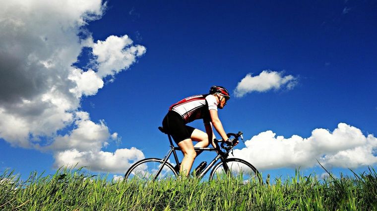 Ciclista murió al tragarse una abeja
