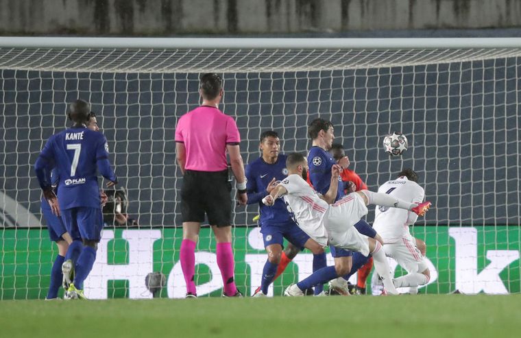 El Real Madrid y Chelsea protagonizaron un primer tiempo entretenido.