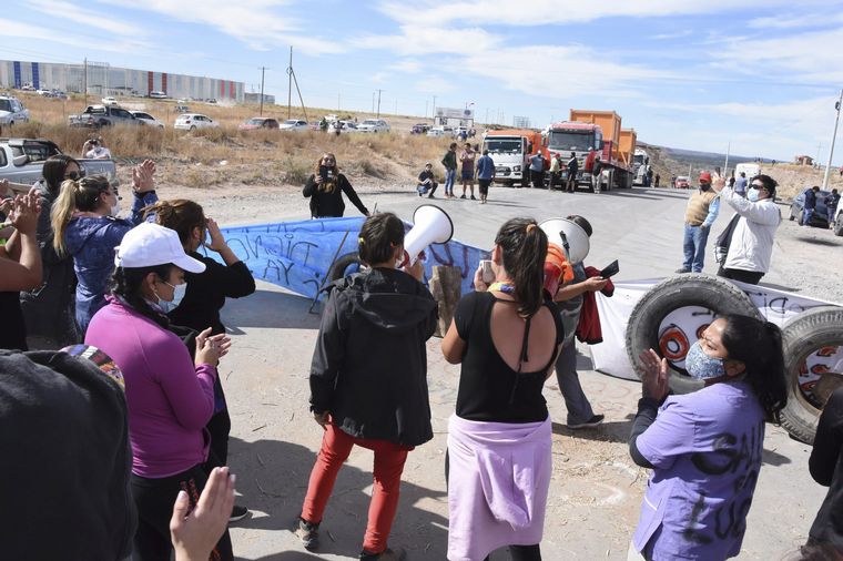 Continúan los cortes de rutas y piquetes en Neuquén.
