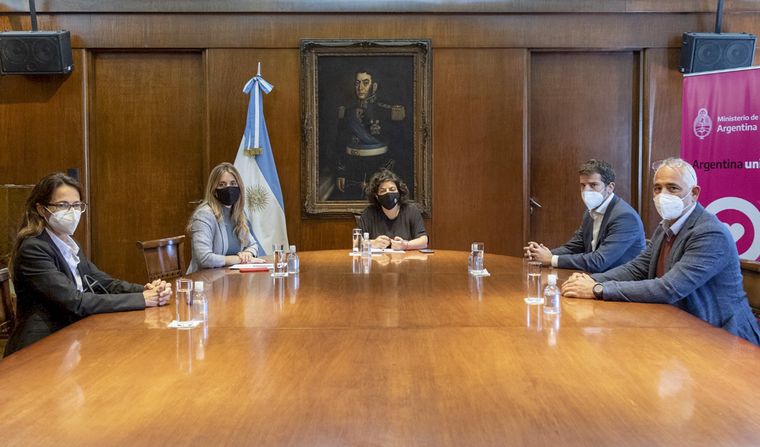 Vizzotti encabezó una reunión con representantes de AstraZeneca en Argentina.