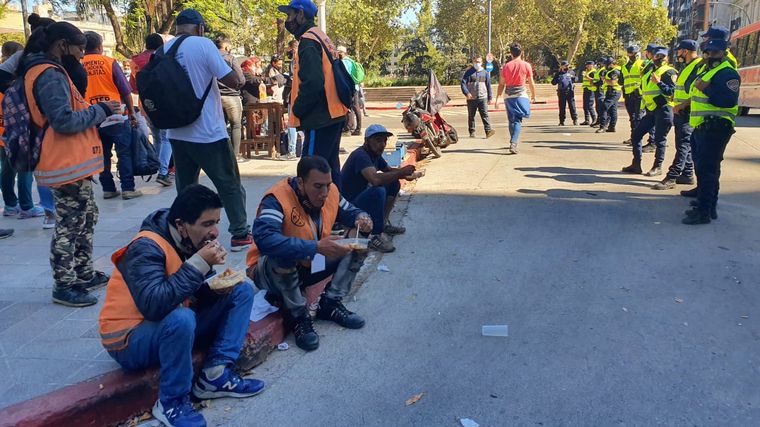 FOTO: Reclamo de naranjitas frente a la Municipalidad de Córdoba.