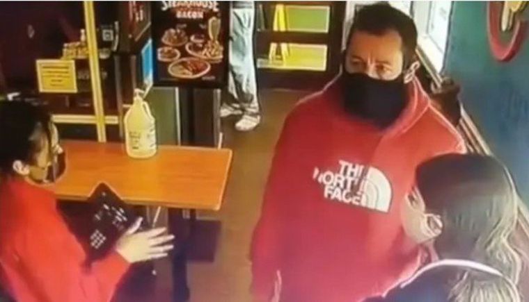 Una moza no reconoció a Adam Sandler y no le dio mesa