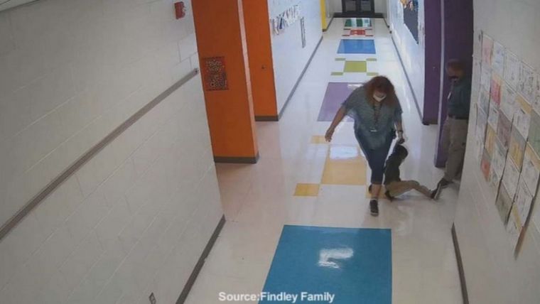 Docentes arrastraron a alumno por los pasillos de la escuela