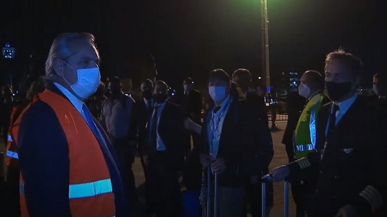 FOTO: El jefe de Estado fue a Ezeiza a esperar el vuelo con las dosis. 