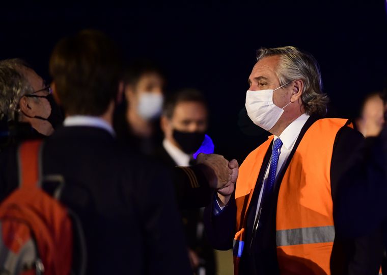 El jefe de Estado fue a Ezeiza a esperar el vuelo con las dosis. 