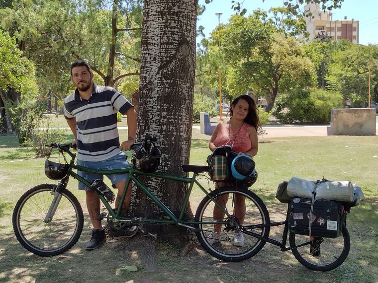Una pareja de cordobeses llegó a las Cataratas del Iguazú en una bici doble.