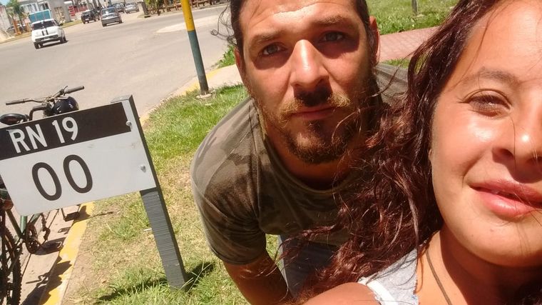 Una pareja de cordobeses llegó a las Cataratas del Iguazú en una bici doble.
