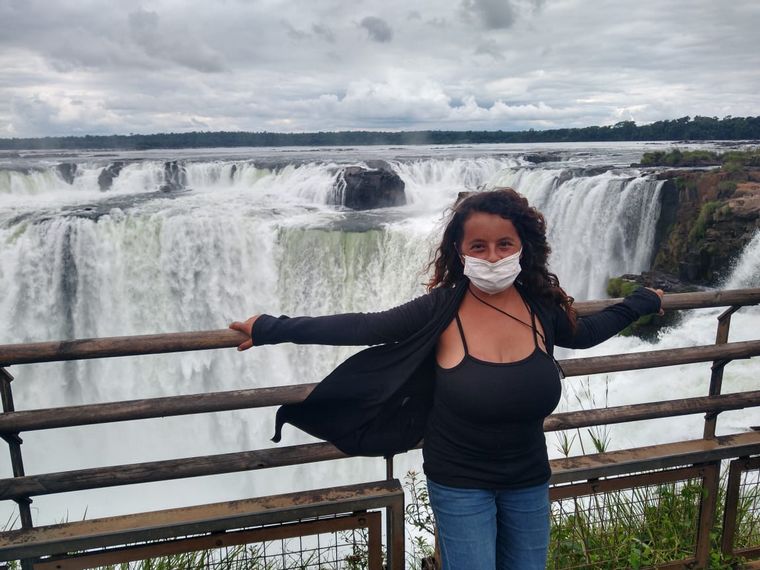 Una pareja de cordobeses llegó a las Cataratas del Iguazú en una bici doble.