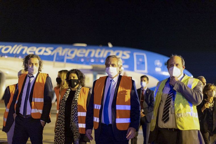 El jefe de Estado fue a Ezeiza a esperar el vuelo con las dosis. 