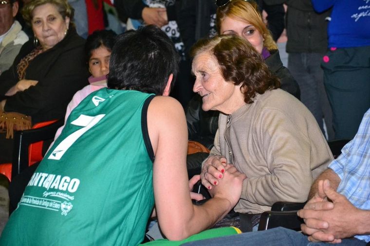 Gabriel junto a su abuela Teresa