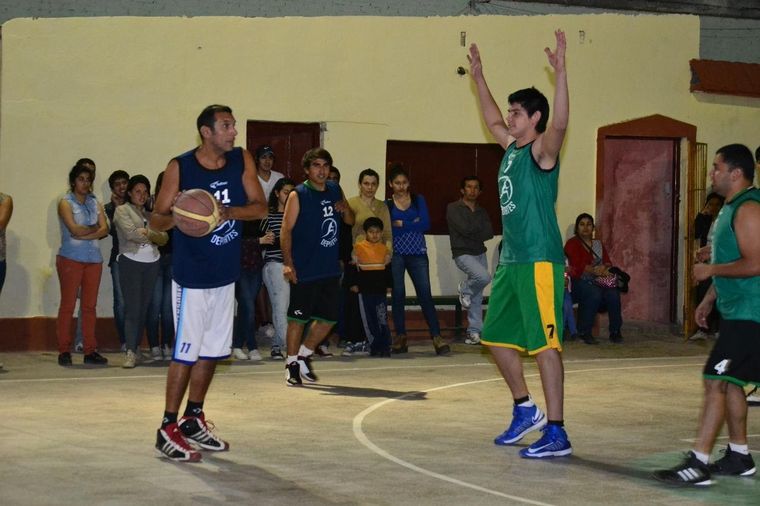 Gabriel empezó a jugar al básquet en el Club Bartolomé Mitre de Colonia Dora