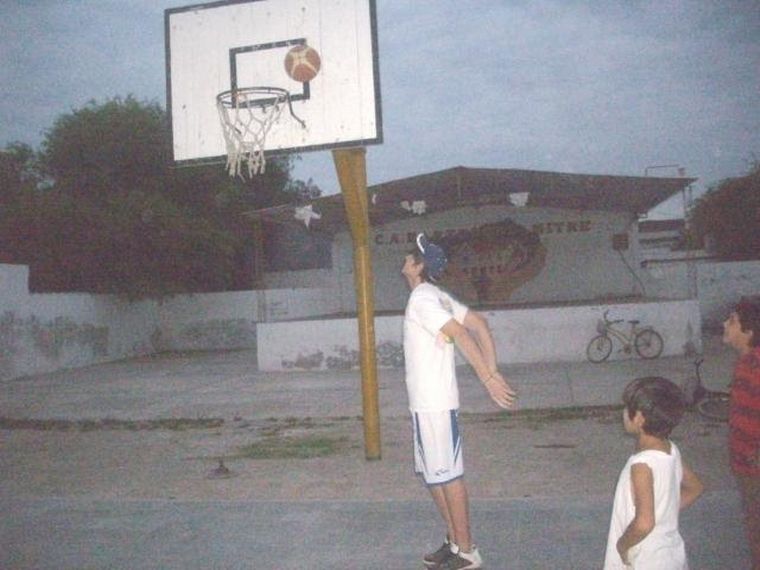 Gabriel empezó a jugar al básquet en el Club Bartolomé Mitre de Colonia Dora