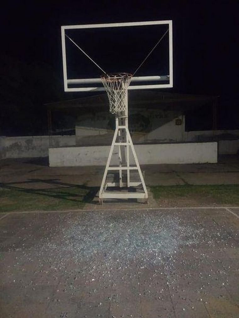 Hace dos años un vándalo rompió el vidrio del tablero.