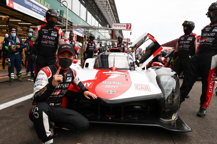Kamui Kobayashi festeja la primera pole del Toyota Hypercar