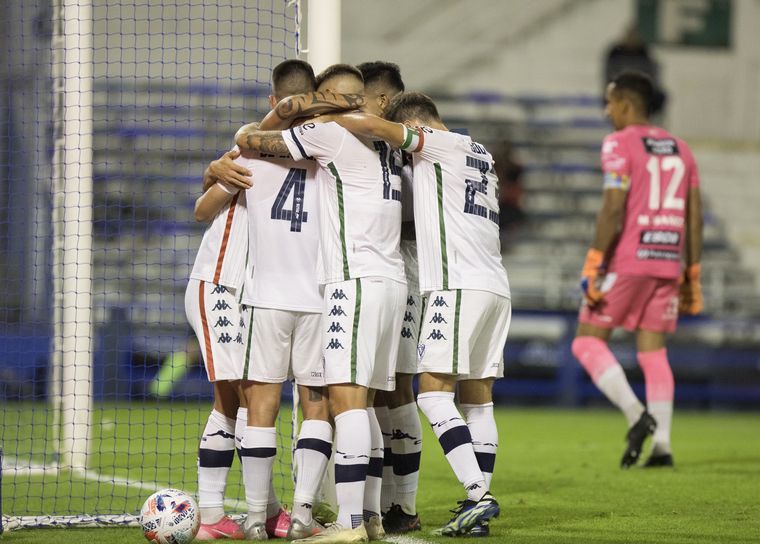 Vélez le ganó a Patronato y finalizó la primera fase en la cima de la zona B.