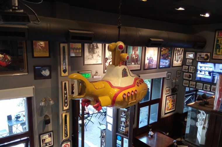 Bar temático de Los Beatles en Rosario.
