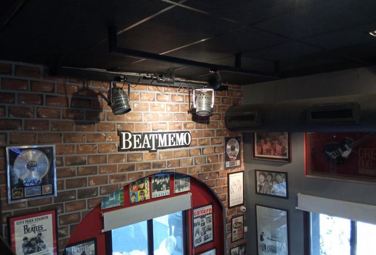 Bar temático de Los Beatles en Rosario.