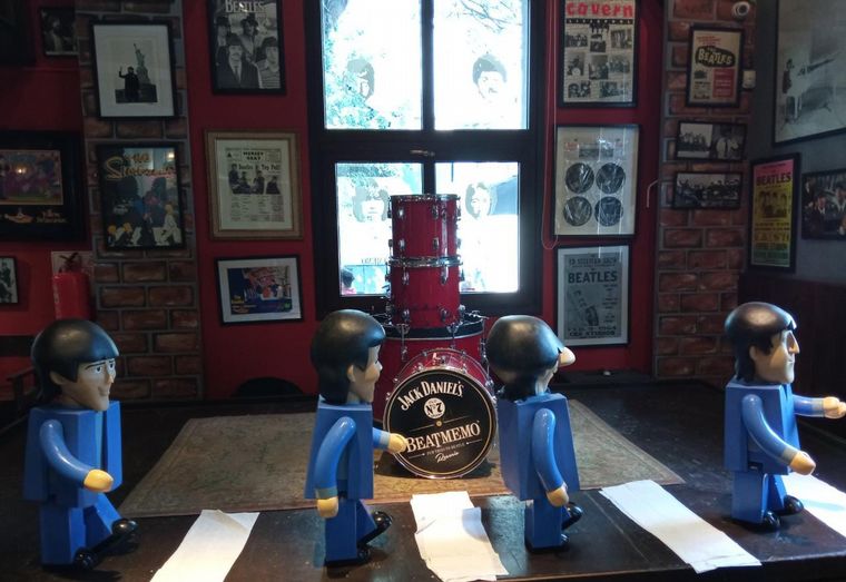 Bar temático de Los Beatles en Rosario.