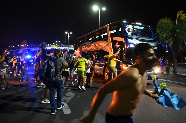 Los fanáticos se concentraron en el Parque Alem.