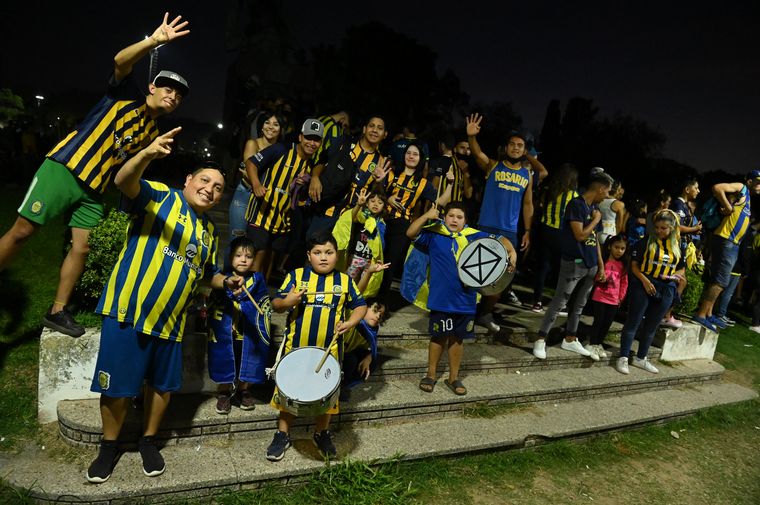 Los fanáticos se concentraron en el Parque Alem.