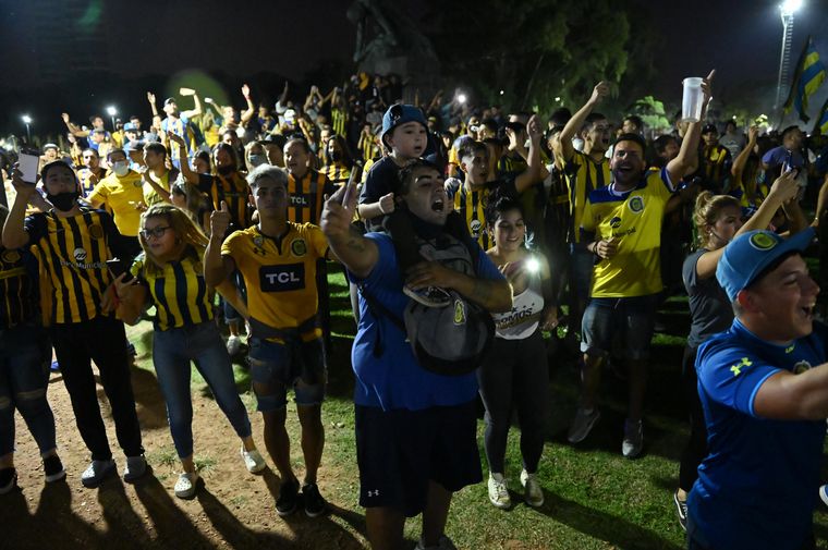 Los fanáticos se concentraron en el Parque Alem.
