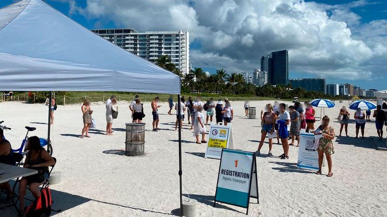 Miami comienza a vacunar en la playa