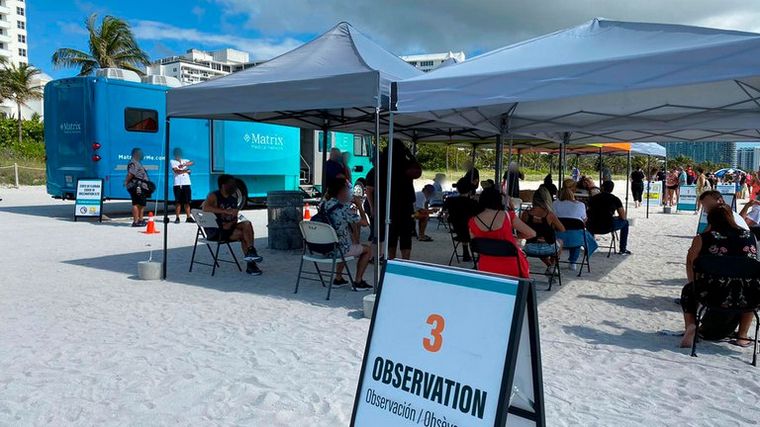 FOTO: Miami comienza a vacunar en la playa