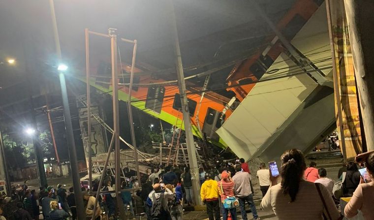 Conmoción en México: colapsó un puente de la línea 12 del metro (@everglow_mexico)