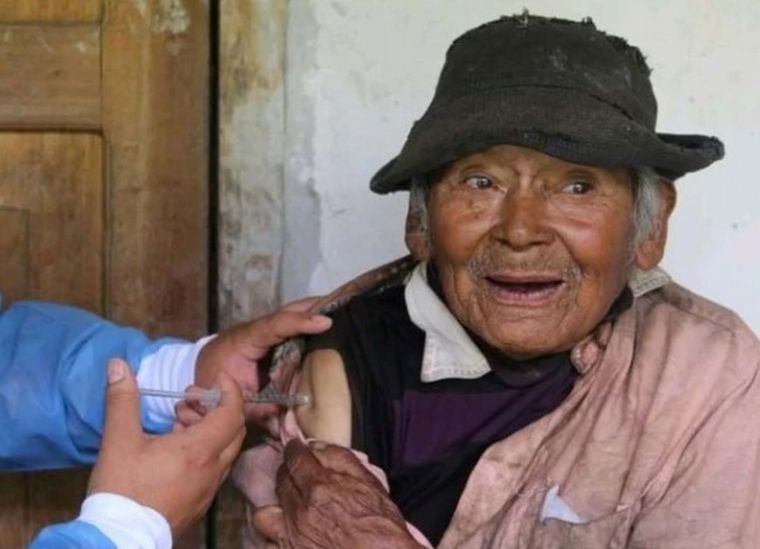 Con 121 años, es la persona más longeva en vacunarse
