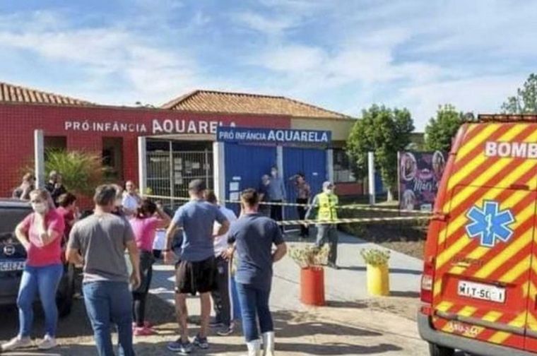 Un adolescente mató a tres niños y a una maestra en Brasil