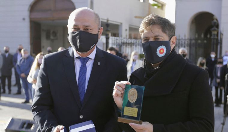 El intendente de Ensenada, Mario Secco, junto al gobernador Axel Kicillof.