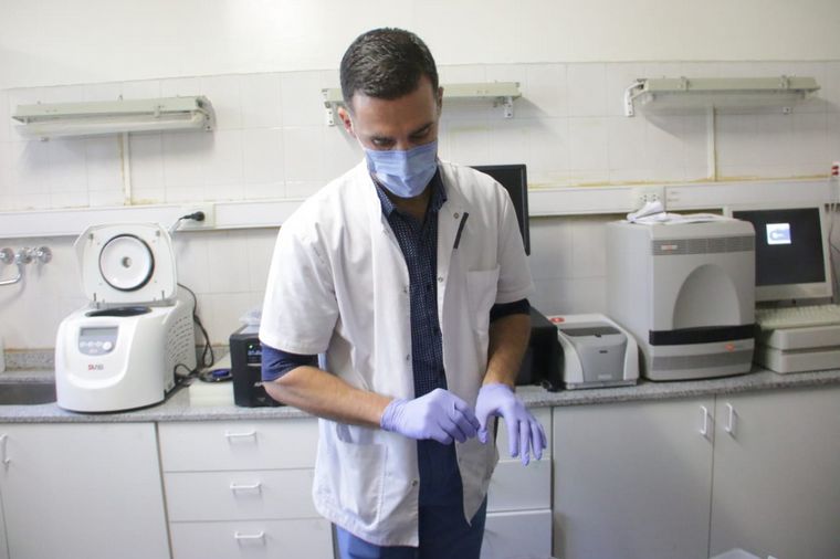 FOTO: Héroes de la pandemia: Gonzalo Castro, del Laboratorio Central Córdoba