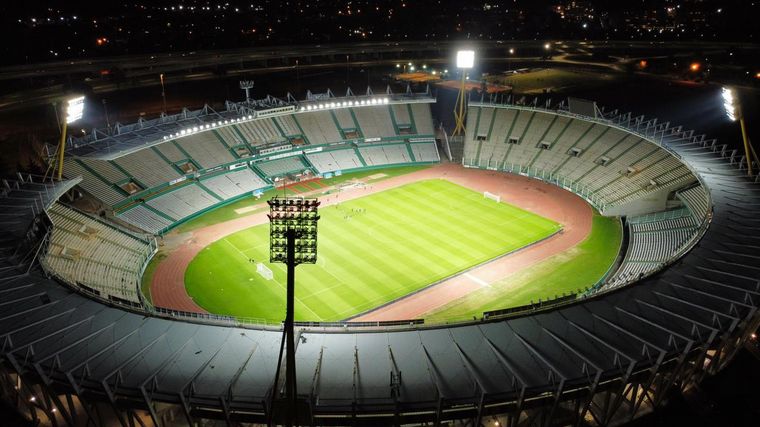 FOTO: Así luce el estadio Mario Alberto Kempes con la nueva iluminación.  