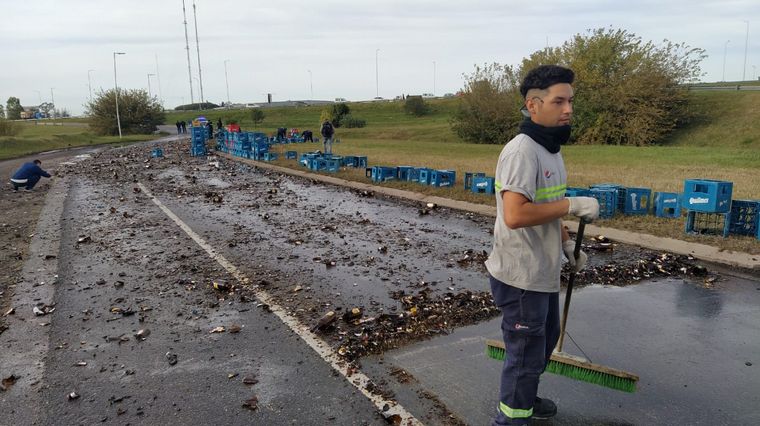 Volcó un camión con cervezas en Córdoba.