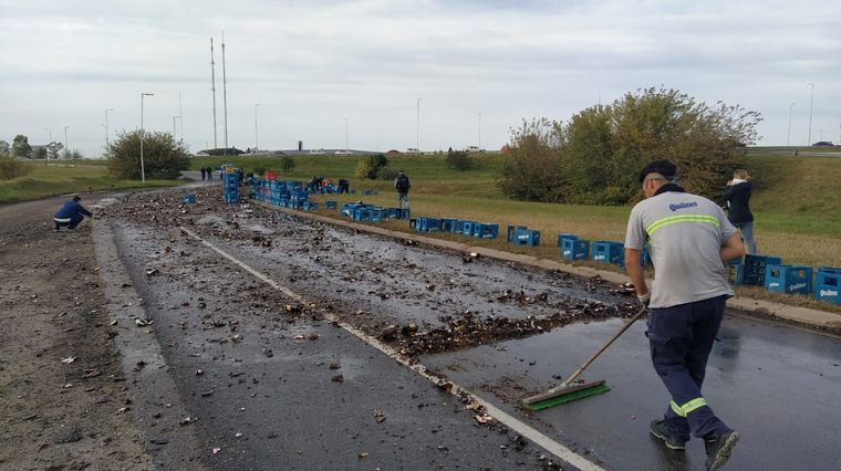 Volcó un camión con cervezas en Córdoba.