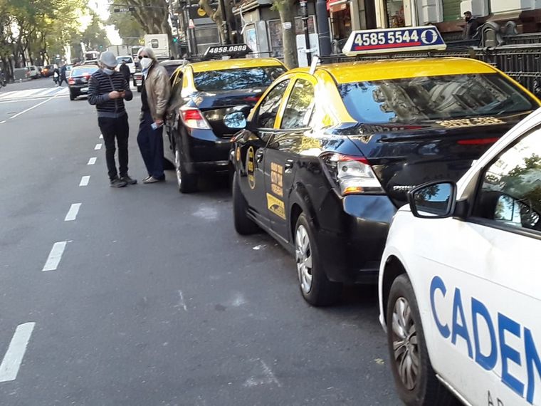 FOTO: Taxistas celebran su día en la Avenida de Mayo