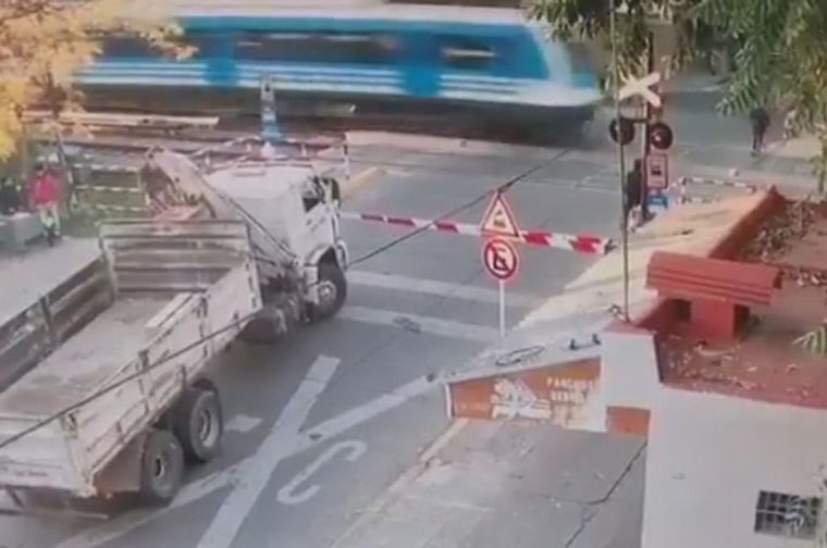 Cruzó sin mirar las vías y fue arrollado por un tren