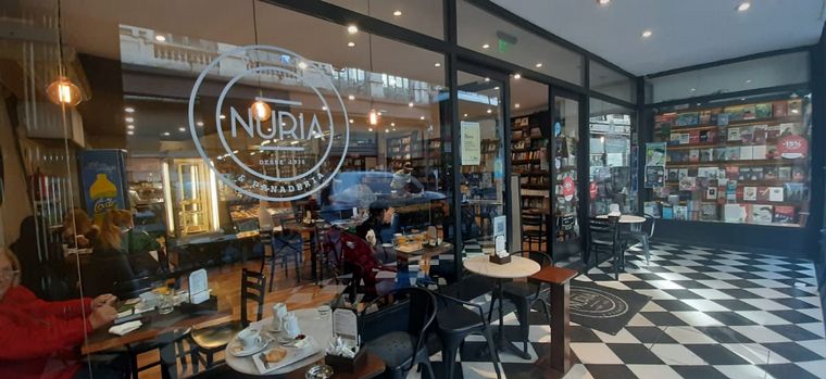 Cómo es desayunar en una librería en Rosario